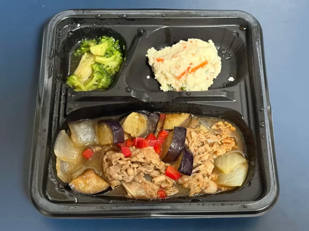 ヨシケイシンプルミール牛肉と茄子のさっぱり煮、副菜:おから、ブロッコリー甘辛