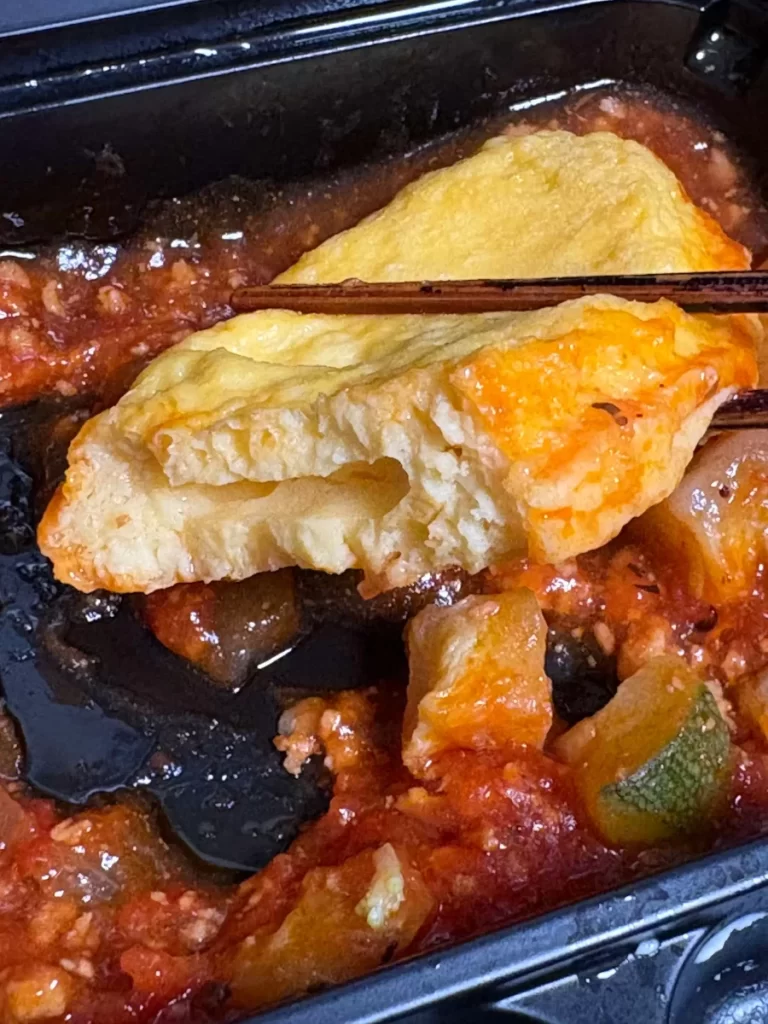 ヨシケイシンプルミールオムレツのバジルトマトソースのアップ