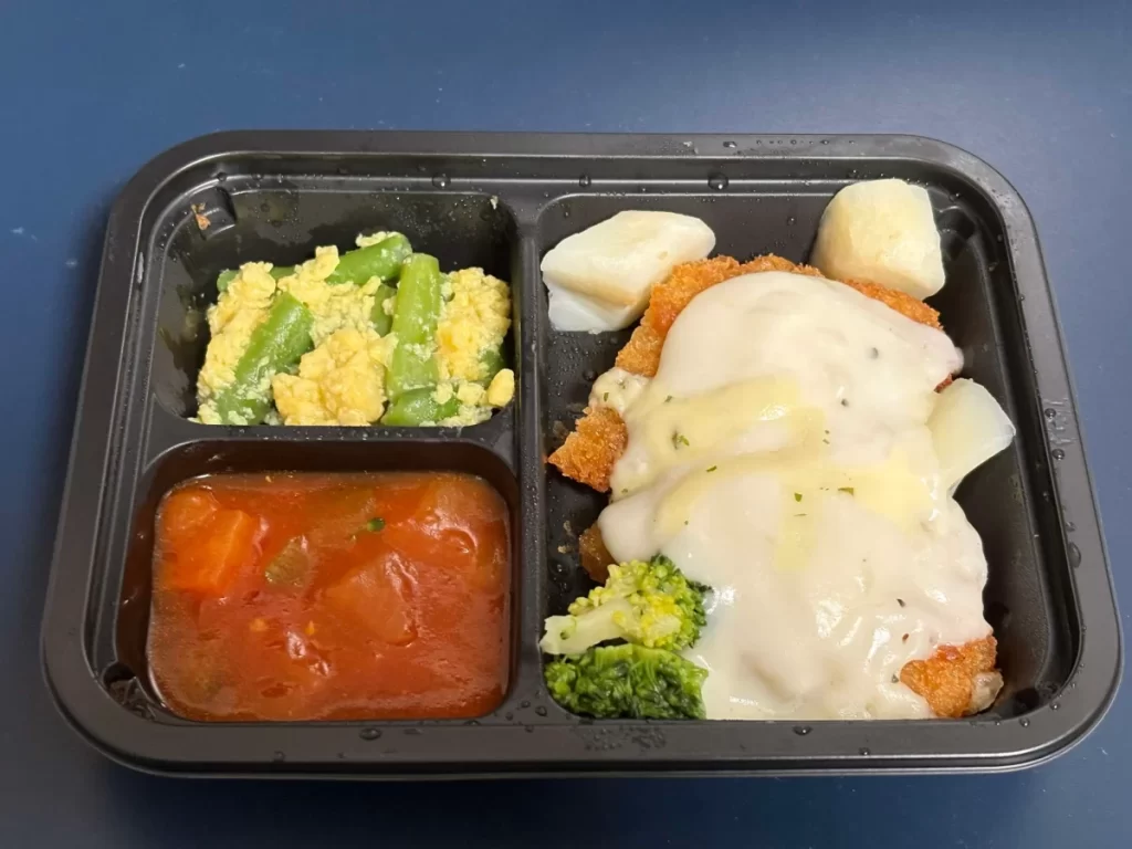 ヨシケイシンプルたらとポテトのグラタン風完成写真。副菜は野菜のトマト煮、いんげんと卵の洋風和え。