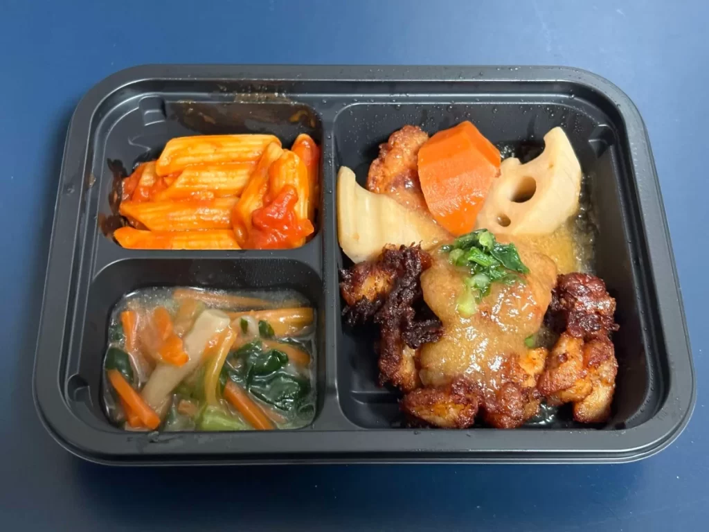 ヨシケイシンプル鶏肉のみぞれあん完成写真。副菜はペンネナポリタン、青梗菜ときのこのあんかけ。