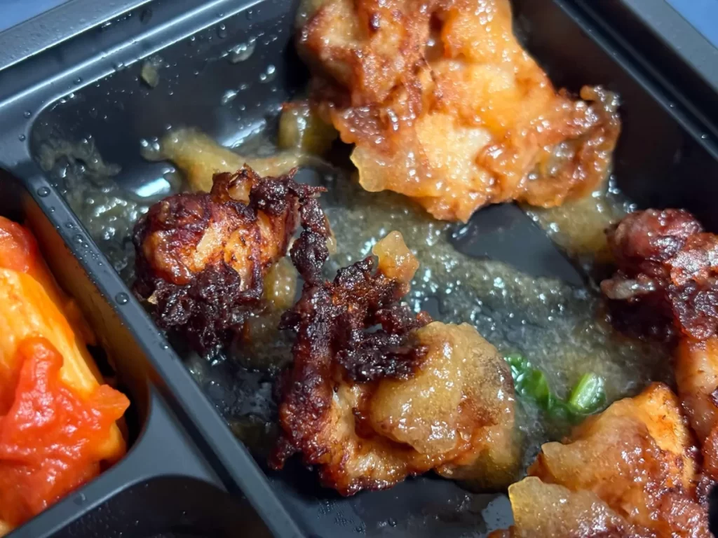 ヨシケイシンプル鶏肉のみぞれあんアップ。鶏肉が焦げた様子。