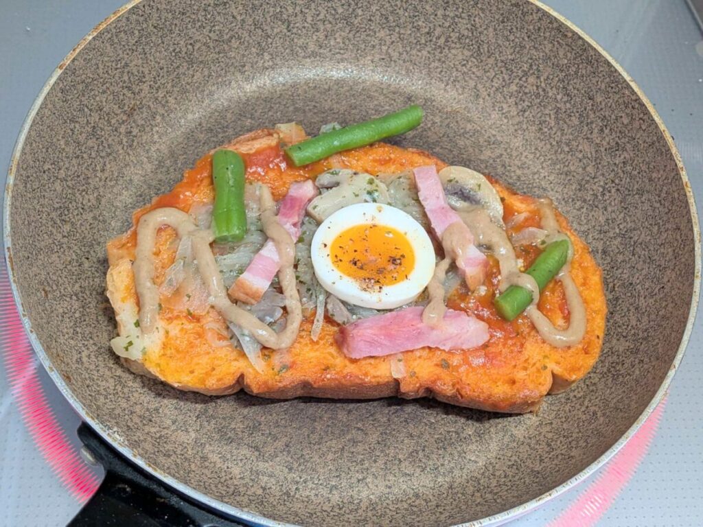 フライパンでデリピックスきのこと濃厚トマトソースのオープンサンドを焼いた様子