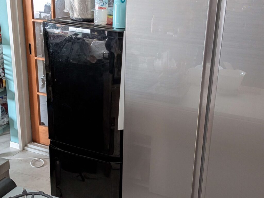 三菱電機 2ドア冷蔵庫(146L)右には大きな冷蔵庫もある。