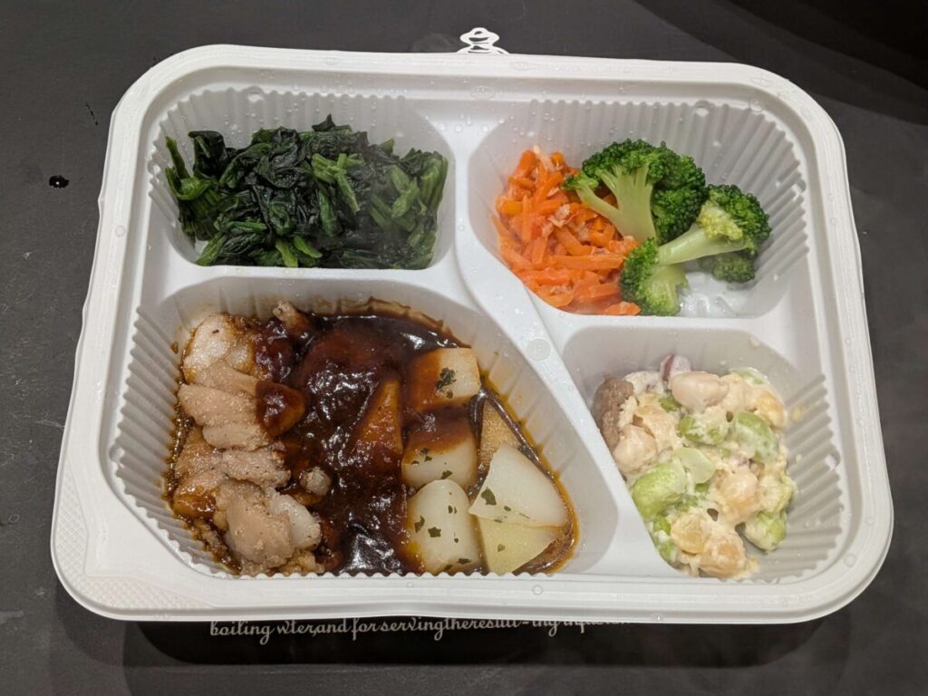 きくばりごぜんポークソテー。副菜にはブロッコリー、ほうれん草、にんじん、豆