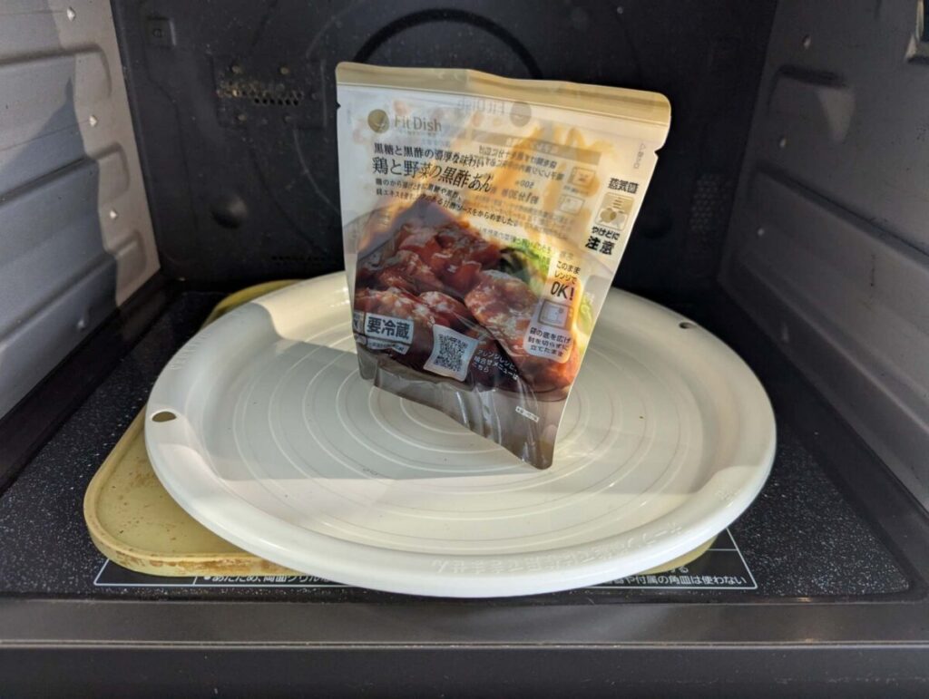 FitDish鶏と野菜の黒酢あんを電子レンジで立てて温める様子